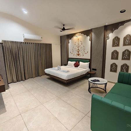 Shree Jalaram Resort Kodāe Екстериор снимка