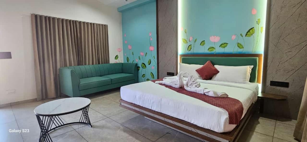 Shree Jalaram Resort Kodāe Екстериор снимка