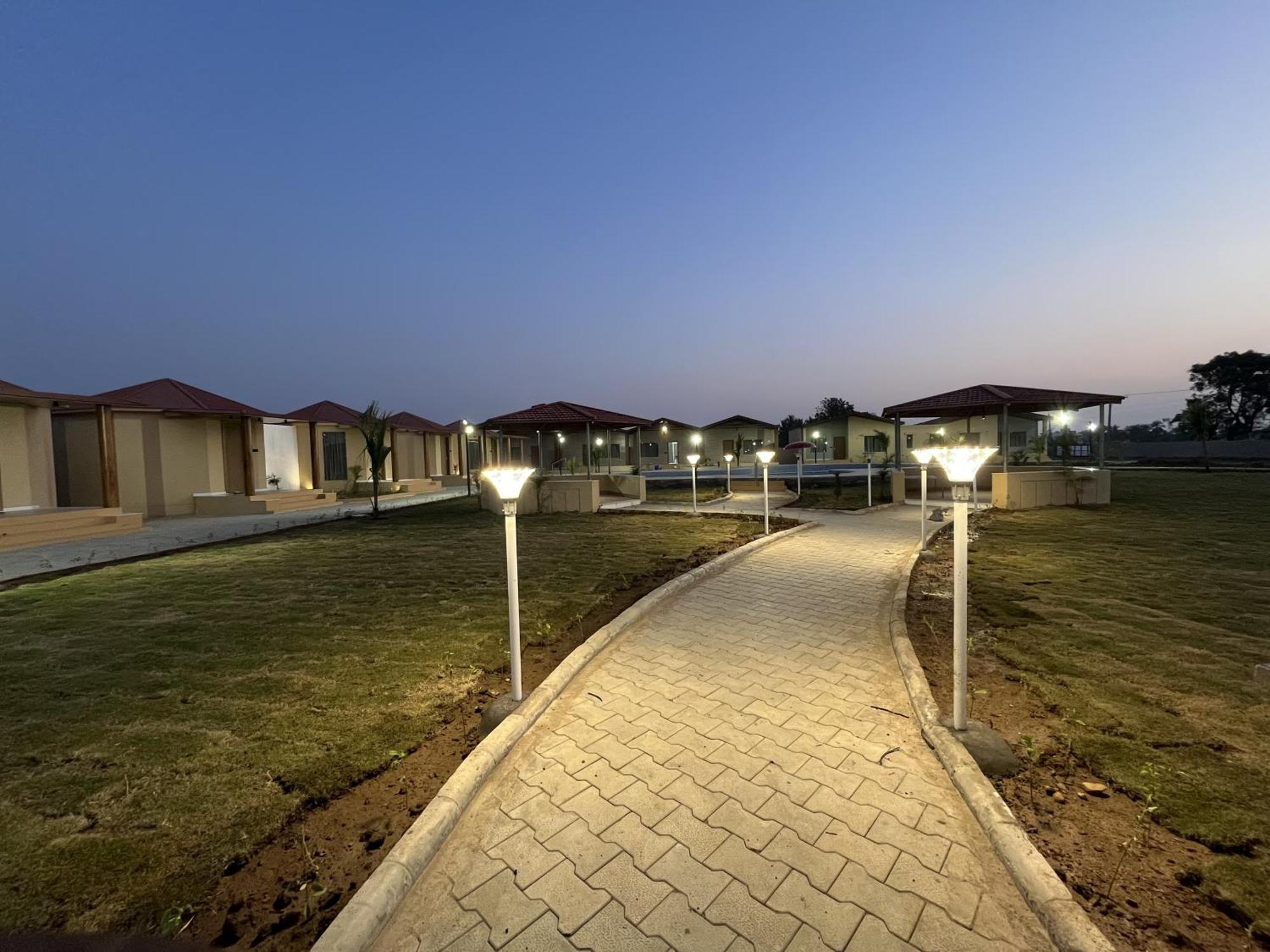 Shree Jalaram Resort Kodāe Екстериор снимка