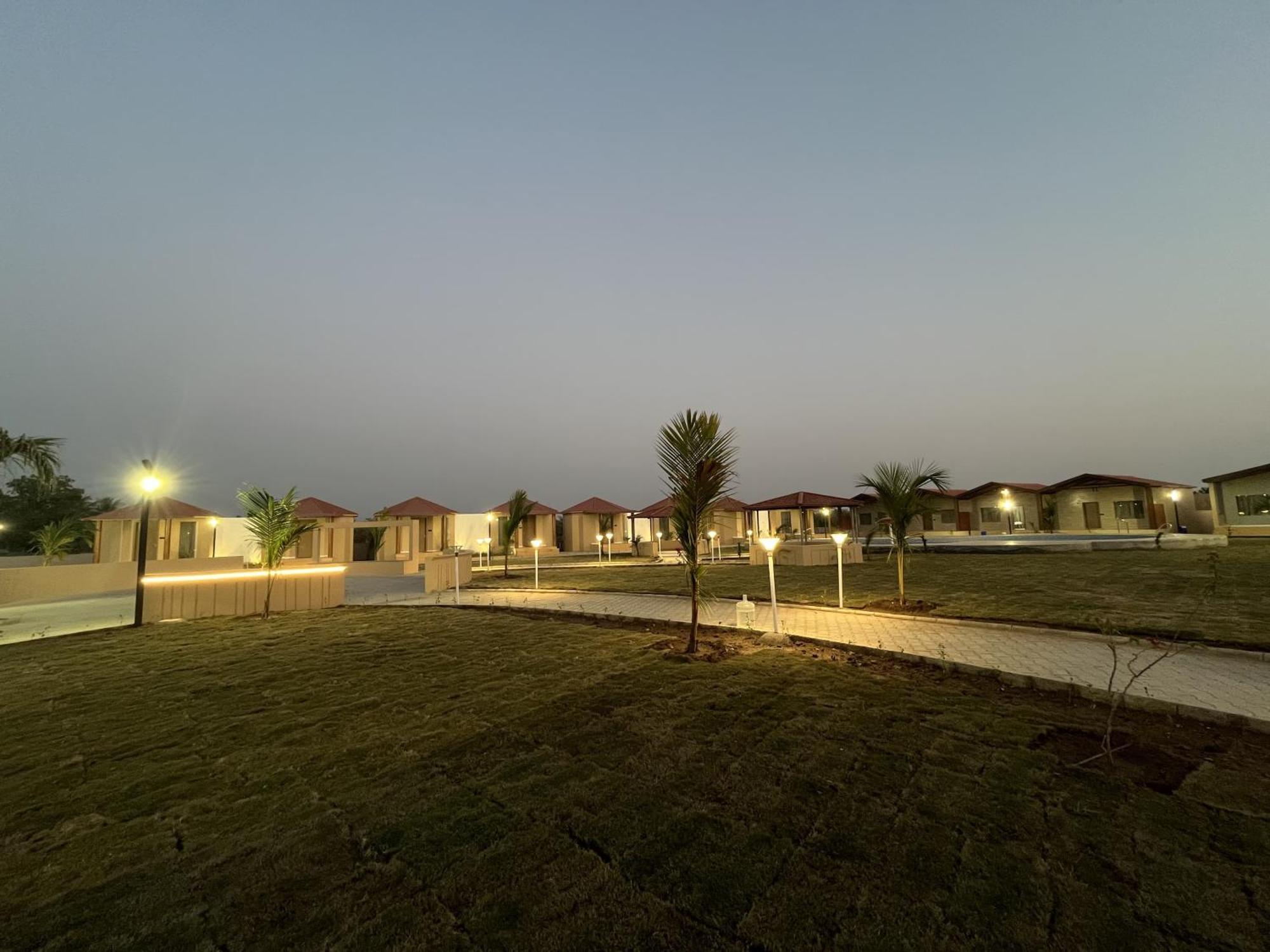 Shree Jalaram Resort Kodāe Екстериор снимка
