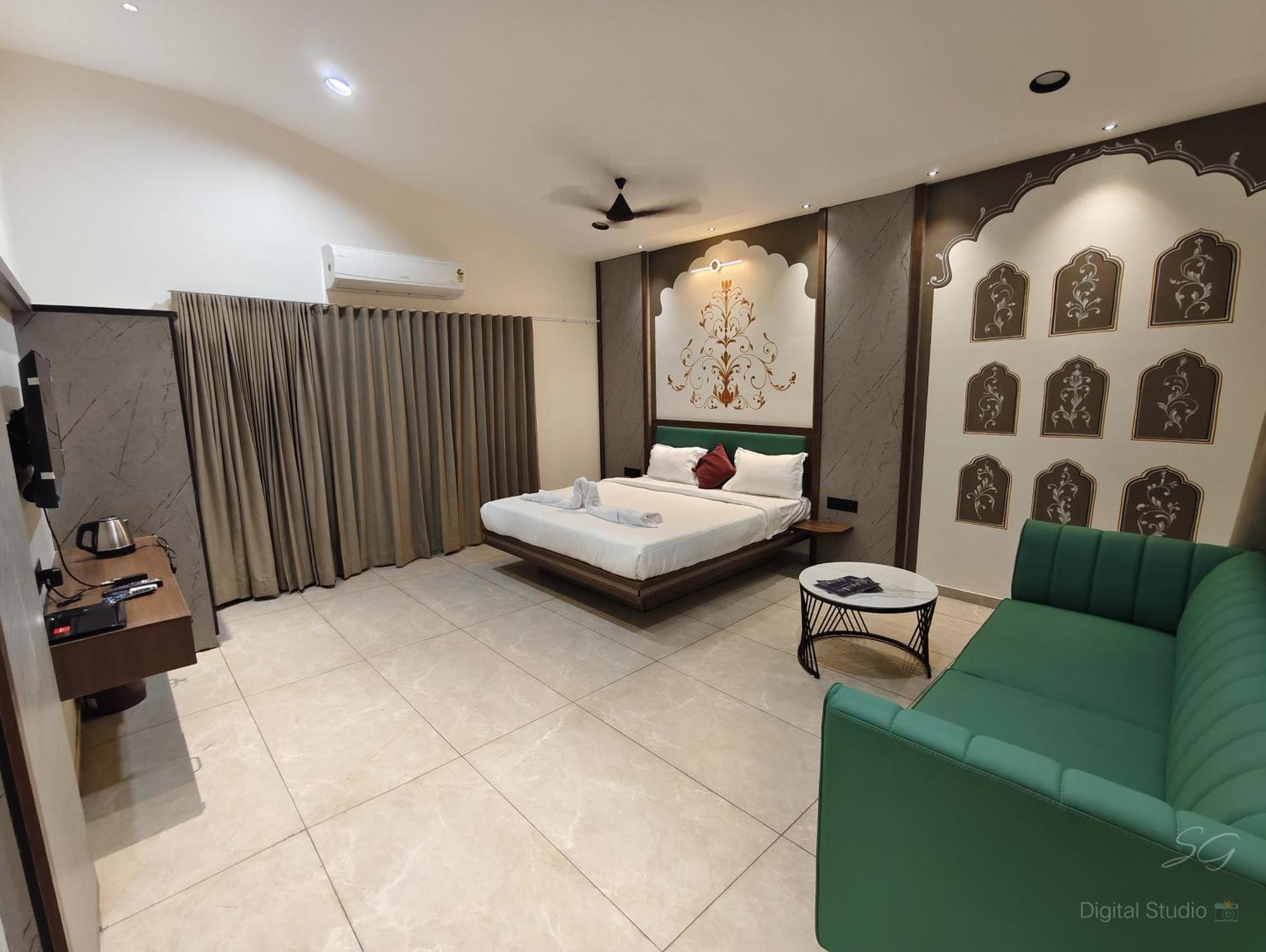 Shree Jalaram Resort Kodāe Екстериор снимка