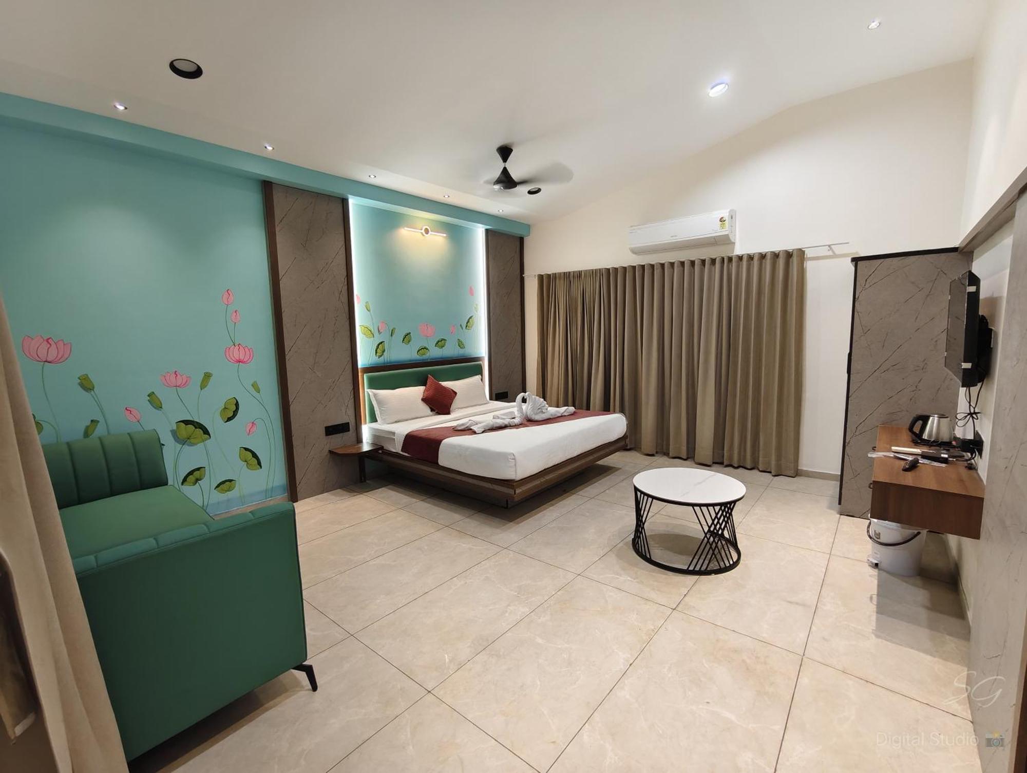 Shree Jalaram Resort Kodāe Екстериор снимка